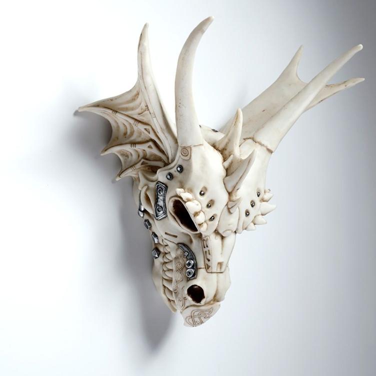 Drachenschädelfigur mit metallischen Details